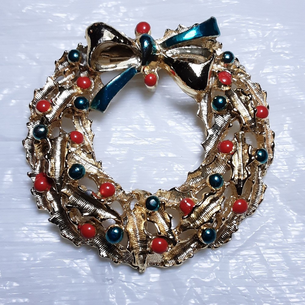 💎Brooch Christmas Reef Unmarked Gold Tone Red & Green Enamel Stones